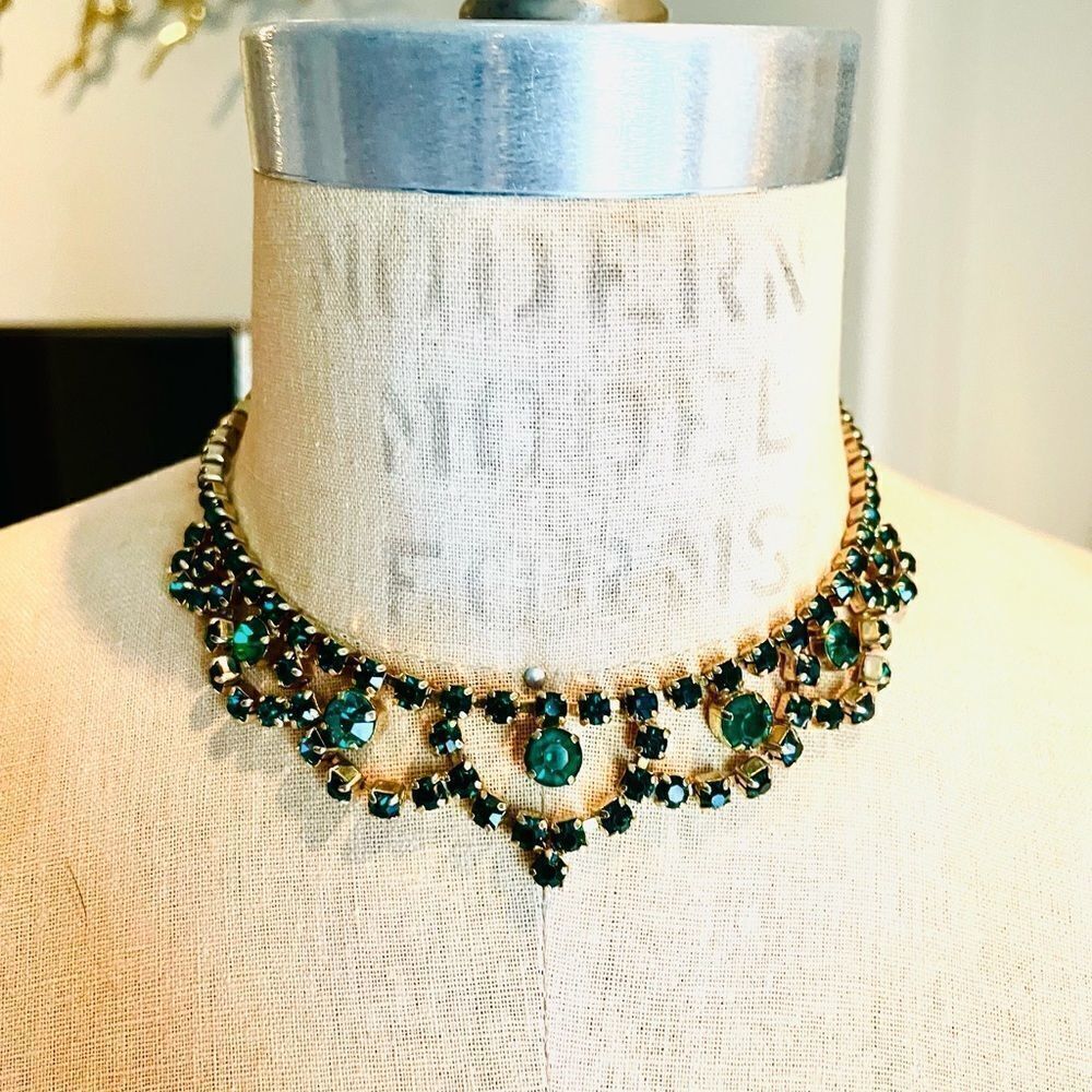 ♥️ Emerald green rhinestone necklace, earrings parure set 1950s PRICE FI…